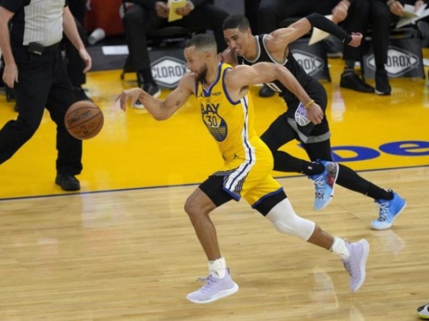 Curry vendos rekord të NBA-së për trepikësha të shënuar brenda një muaji