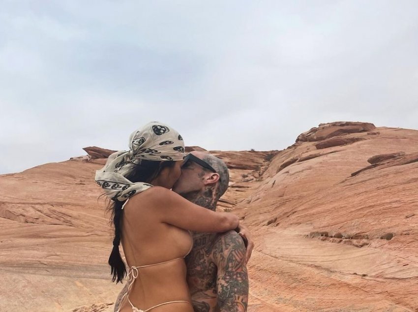 Kourtney Kardashian sjell imazhin e ‘nxehtë’ me Travis Barker