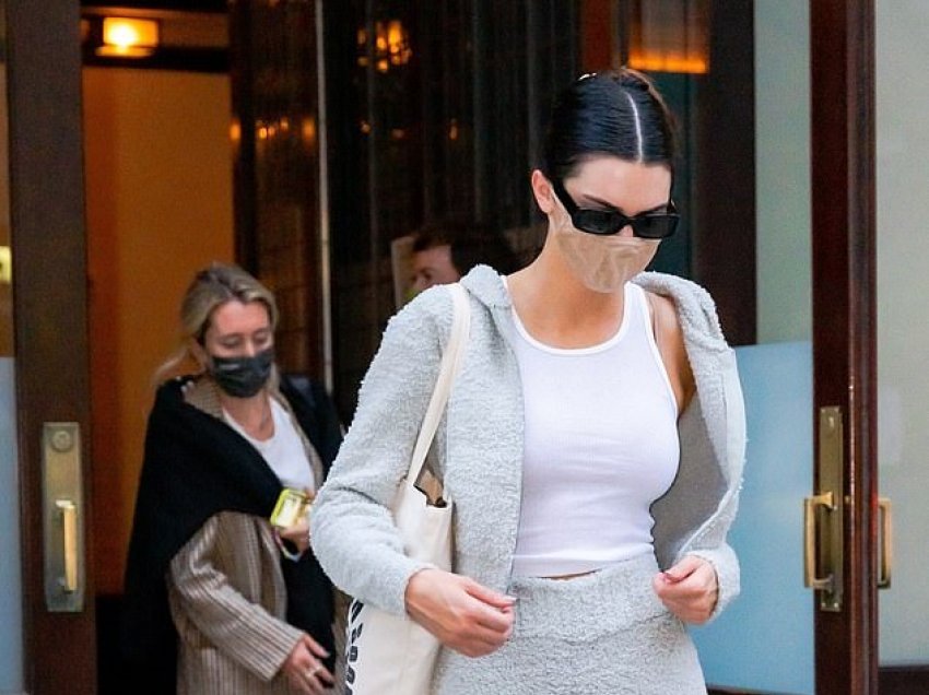 Kendall Jenner fotografohet me veshje të rastësishme derisa niset për në aeroport
