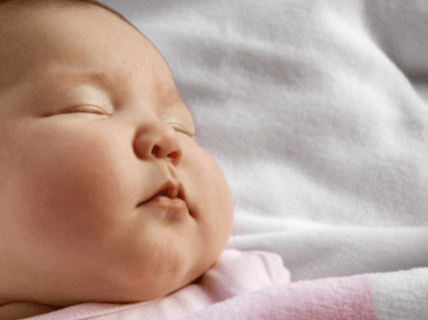 Lind foshnja gjingande 5.8 kg në Angli, habitet stafi mjekësor