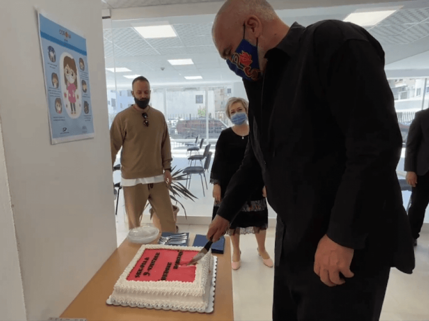 Rama viziton shkollën e re në Durrës dhe i shpërndan tortën sanitareve: Drejtoresha t’i bëjë vetë yzmet vetes dhe stafit