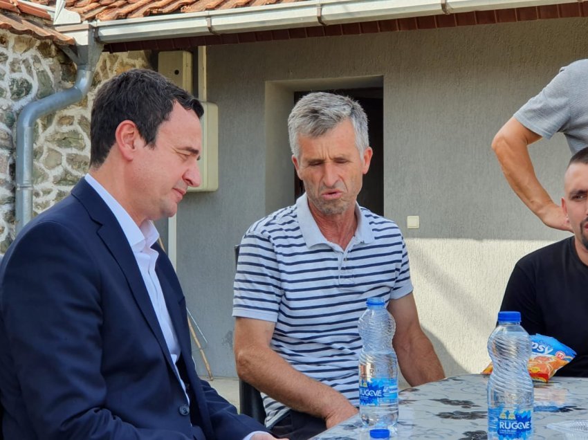 Kryeministri Kurti vizitoi për ngushëllime familjet Binakaj dhe Maloku, të cilat humbën familjaret në aksidentin tragjik në Kroaci