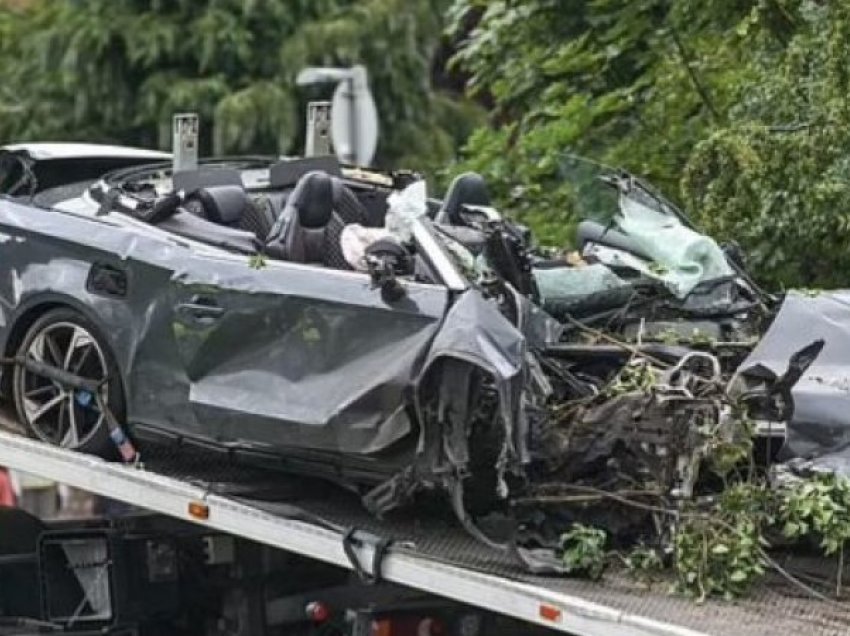 Vdesin 2 persona - Audia që po ndiqej nga policia shkatërrohet totalisht në aksident