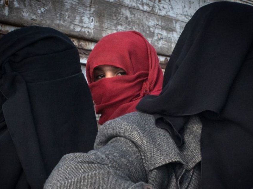 Në emër të ISIS po e pengon kthimin e grave shqiptare, kjo është Emanuela Daci 