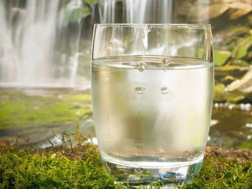‘Ilaçi’ i njerëzve që nuk pijnë shumë ujë, sidomos në verë