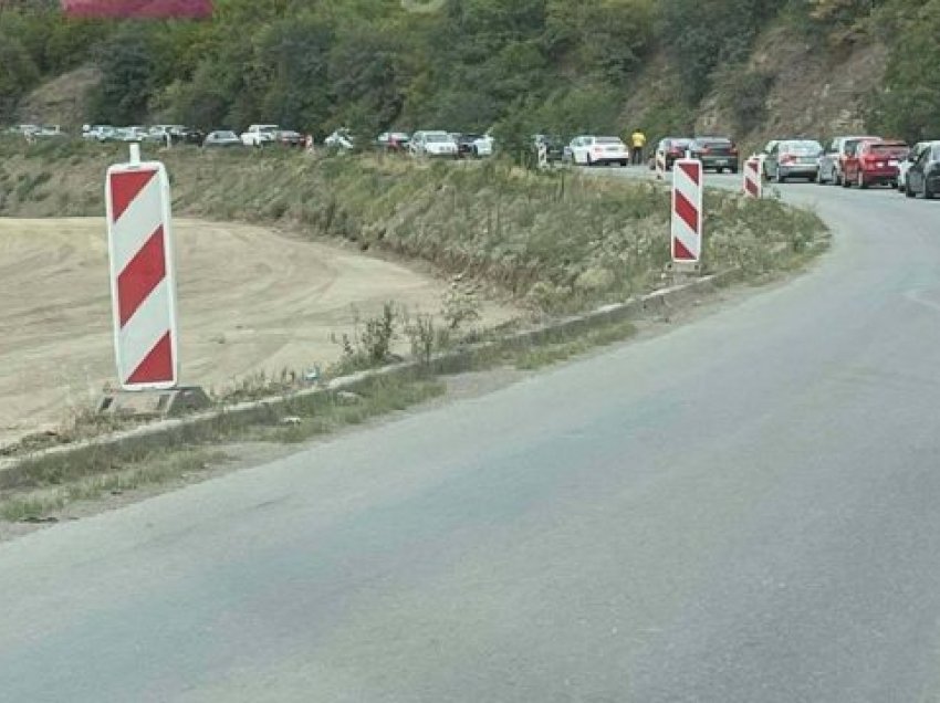 Kolona të gjata në kufirin Maqedoni-Kosovë