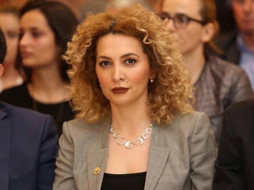 Publikohen pamjet, Albena Reshitaj nën shoqërinë e ministrave dhe deputetëve të VV-së