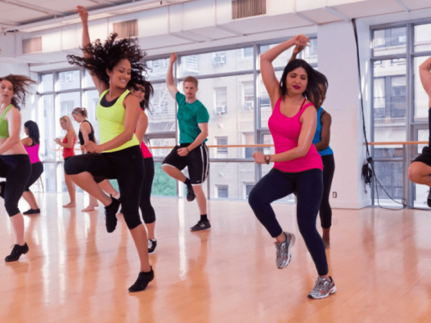 Cilat janë përfitimet e vallëzimit aerobik
