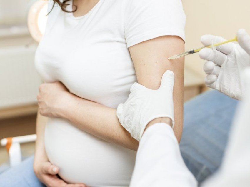 MSH: Edhe gratë shtatzëne duhet të vaksinohen