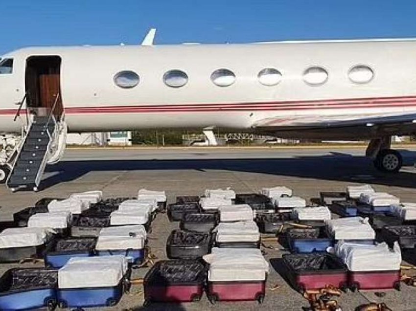 Agjentët kapin mbi 1 ton kokainë të paketuar në 24 valixhe në një aeroplan privat