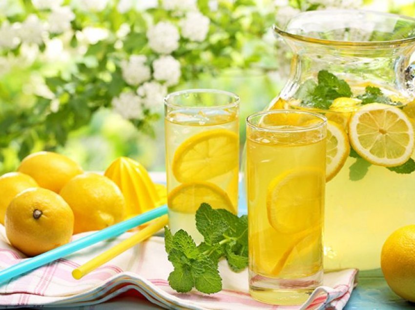 Mënyrat e shëndetshme për të pirë ujë me limon