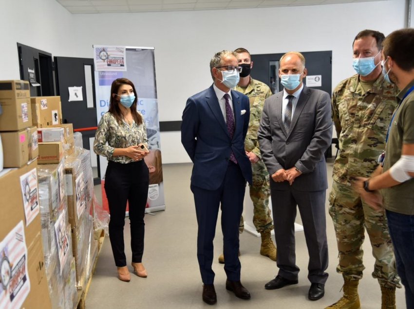 Ambasada amerikane i dorëzon pajisje mjekësore QKUK-s në vlerë mbi 300 mijë dollarë