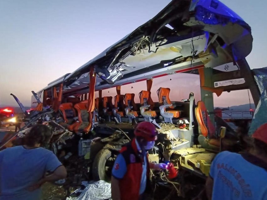 Kamioni shkatërron autobusin, 9 të vdekur dhe 30 të plagosur në Turqi