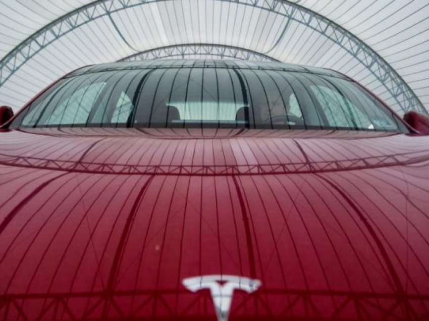 Prototipi i veturës prej 25,000 dollarësh i Tesla thuhet se është gati