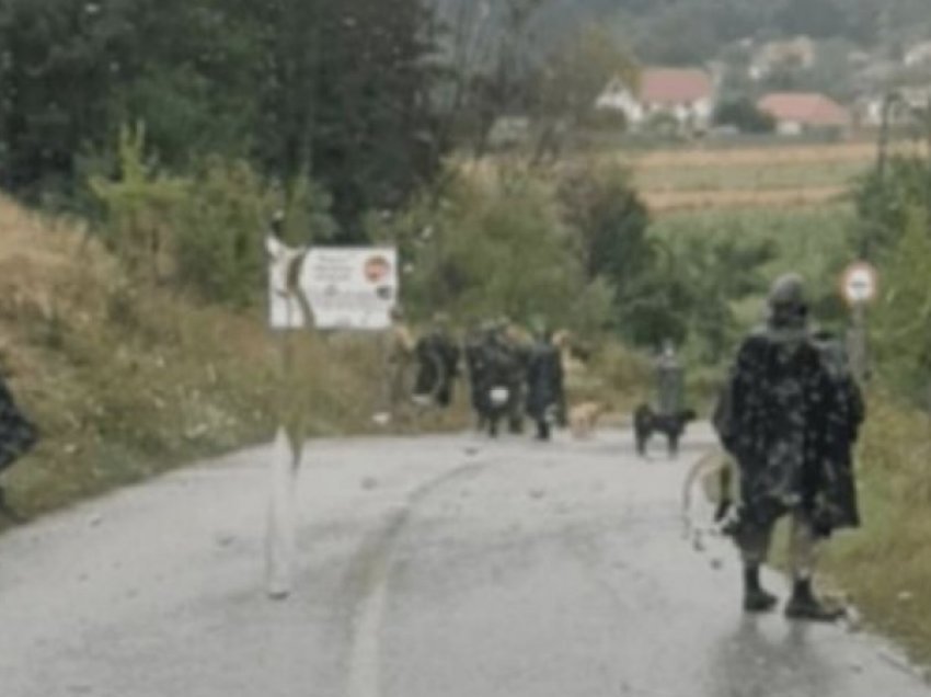 Xhandarët serbë vazhdojnë të hyjnë në këtë fshat të Kosovës