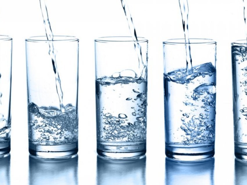 A kemi vërtet nevojë për 8 gota ujë në ditë?