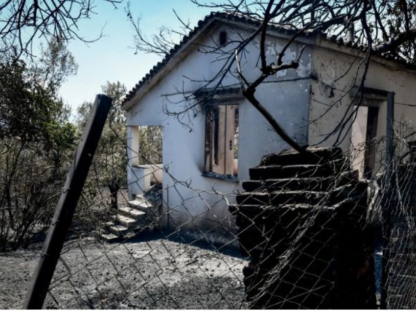 Vazhdon makthi i zjarreve në Athinë/ Evakuohen mijëra turistë e qytetarë vendas
