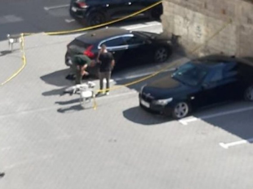 Policia në Pejë gjen armë në çantën nën veturë