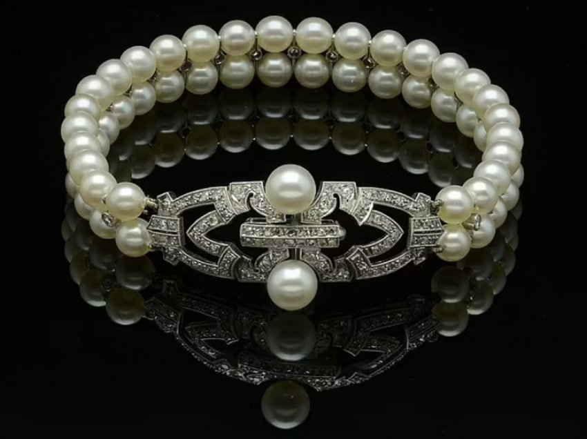 Perla dhe diamante, del në ankand byzylyku i motrës së Mbretëreshës