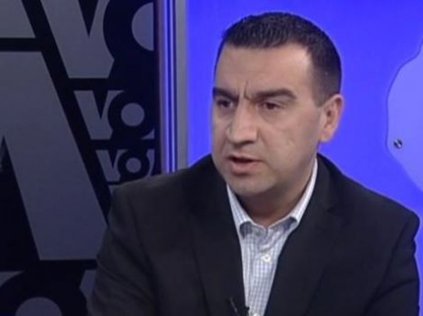“Shqipëria s’na ka borxh që ta pres Kosovën...”/ Ilir Ibrahimi flet për patriotizmin me plazma keksa që i këndojnë Adem Jasharit