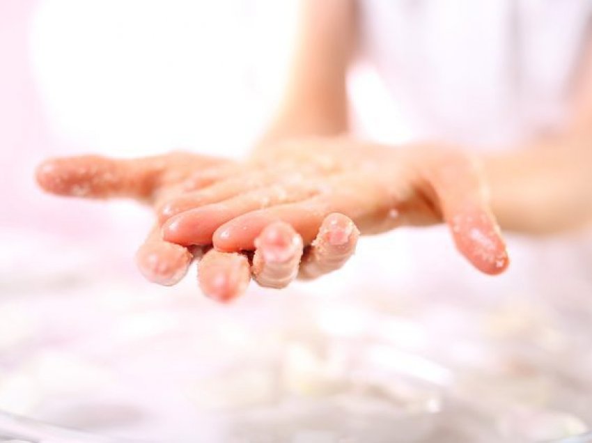 Mrekullitë që një dush i ftohtë mund të bëjë për lëkurën tuaj