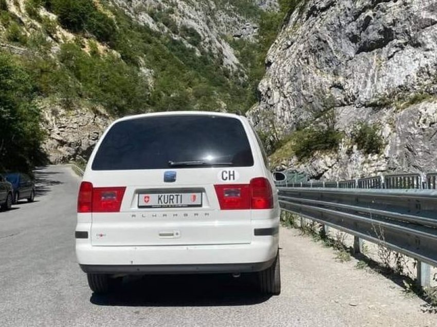 Mërgimtari nga Zvicra vozitë veturën me mbiemrin e kryeministrit Albin Kurti