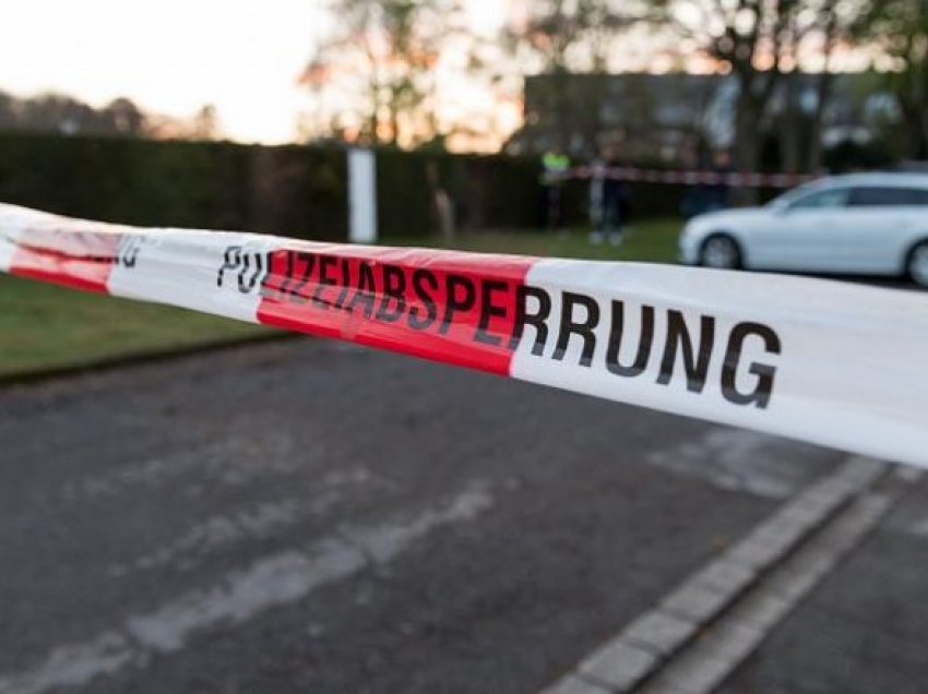 Një person vdiq dhe 13 të tjerë pësuan lëndime, pasi kamioni goditi autobusin në Gjermani