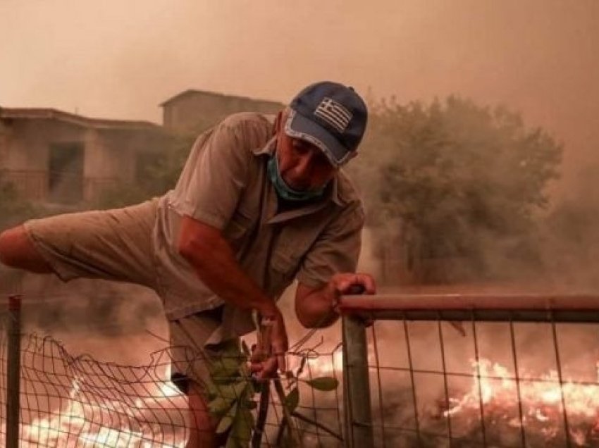 Njihuni me shqiptarin hero që shpëtoi shtëpinë e tij me një “degë ulliri” në Greqi, merr vëmendje detaji në bluzën e tij