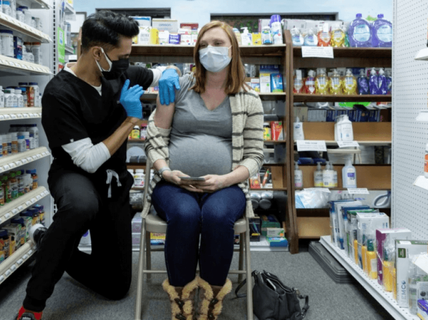CDC: Gratë shtatzëna të vaksinohen kundër COVID-it