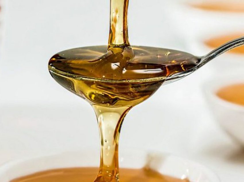 Arsyet e forta përse duhet të hani një lugë mjaltë përpara gjumit