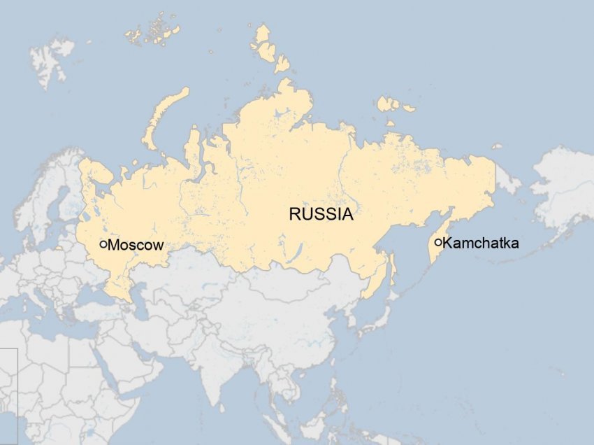 Rrëzohet helikopteri turistik në liqenin rus