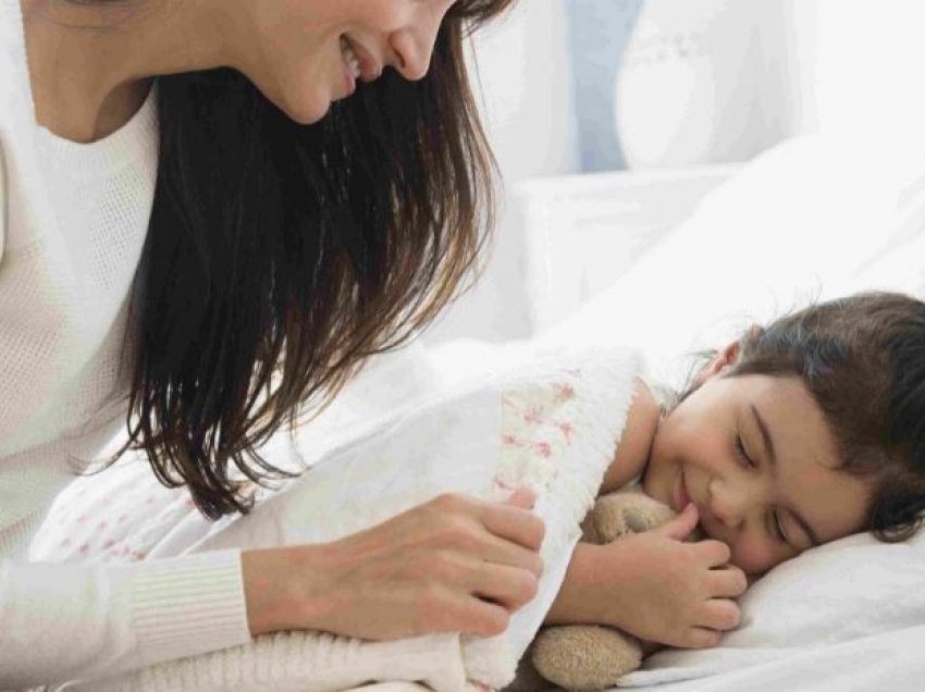 4 teknika për ta bërë fëmijën tuaj të flejë në pak minuta