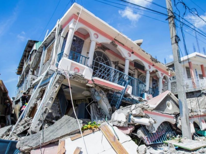 Gati 2000 të vdekur nga tërmeti në Haiti