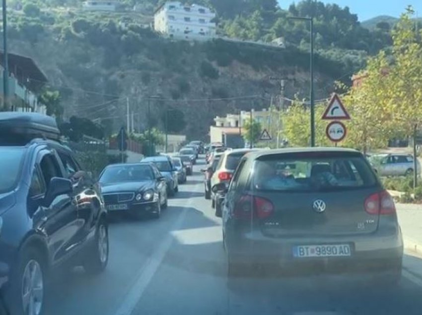 Pushuesit dynden drejt bregdetit, trafik i rënduar në Vlorë