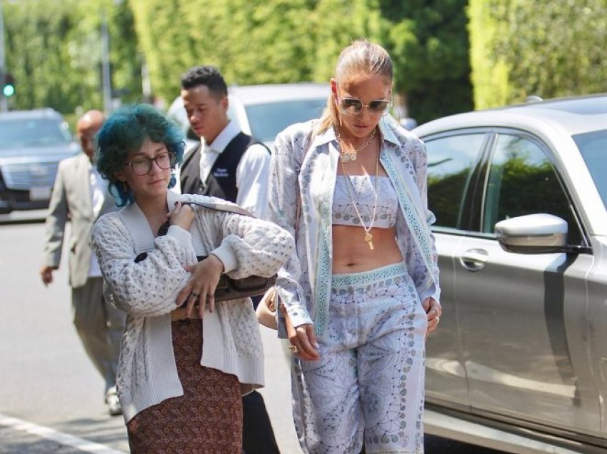 Jennifer Lopez reklamon trupin për zili