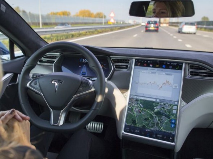 SHBA nis një hetim rreth sistemit Autopilot në rreth 765,000 automjete Tesla