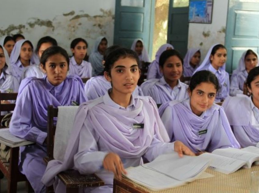Zyrtari taliban thotë se vajzat mund të shkojnë në shkollë, përderisa nuk neglizhohen ligjet e Sheriatit