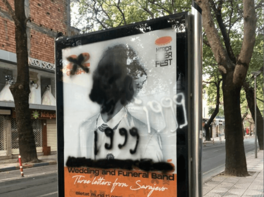 Posteri i Goran Bregoviç njolloset me bojë të zezë 