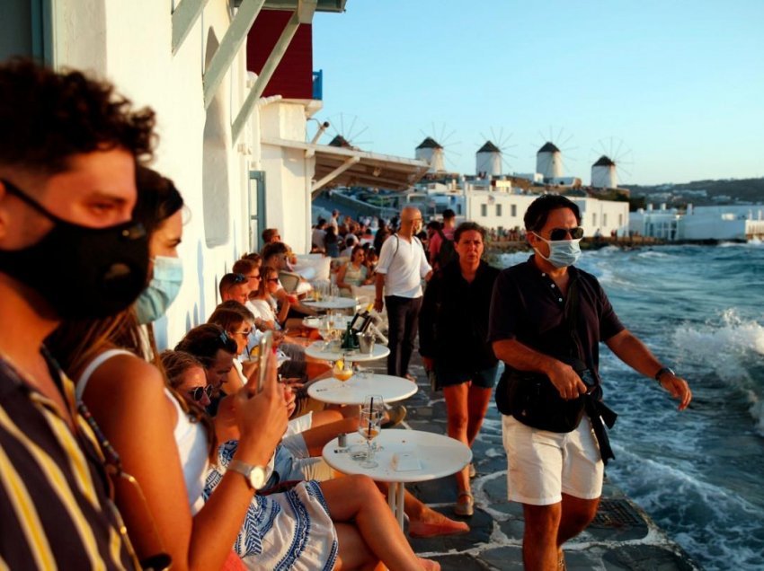 Koronavirusi ‘mbyt’ Greqinë në pikun e sezonit turistik