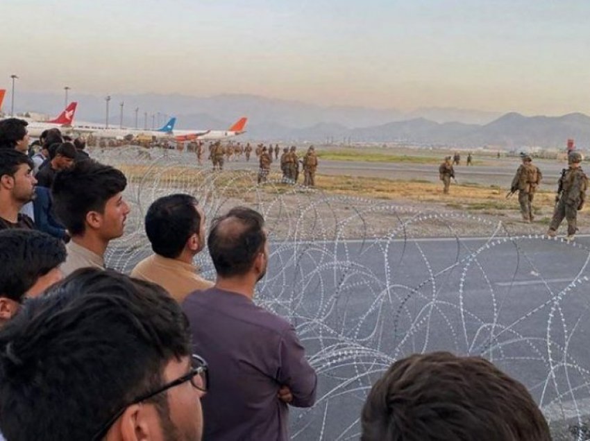 Çfarë po ndodh në aeroportin e Kabulit? Talebanët krijojnë ‘unazë çeliku’, frikë për pengëmarrjen e të huajve