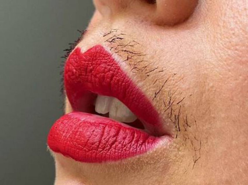 Ritja e mustaqeve tek femrat, bëhet trend i ri botëror