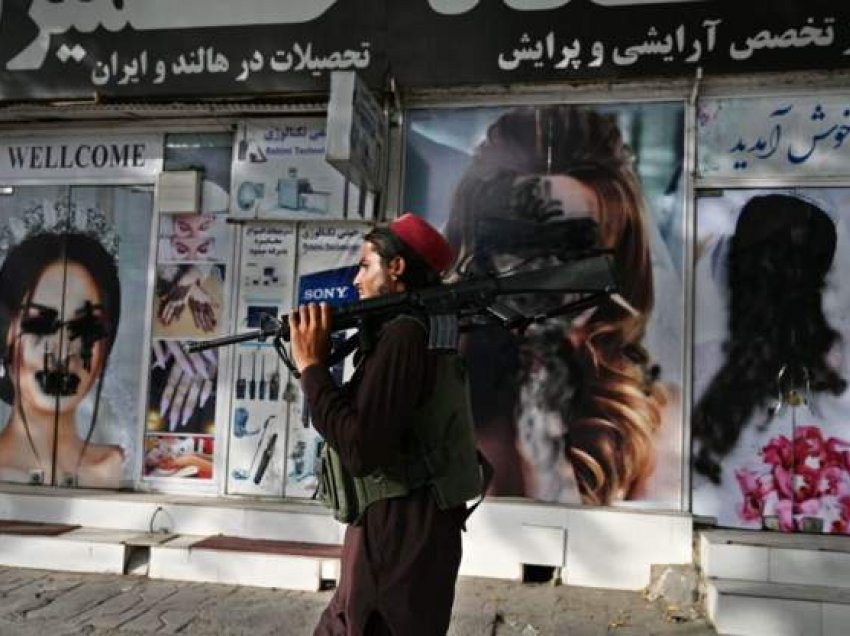 Flet e reja afgane: Njerëzit kanë frikë të dalin nga shtëpitë e tyre, talibanët kanë vendosur kufizime në aeroport