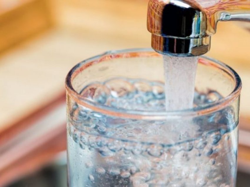 Si ta bindni veten që të pini më shumë ujë?