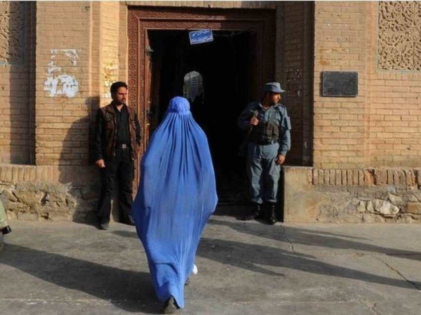 “Nënën time e rrahën dhe e kërcënuan”/ Historia përsëritet! Gruaja rrëfen jetën nën sundimin e talebanëve