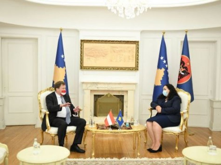 Osmani bisedon me ambasadorin austriak për refugjatët dhe dialogun me Serbinë