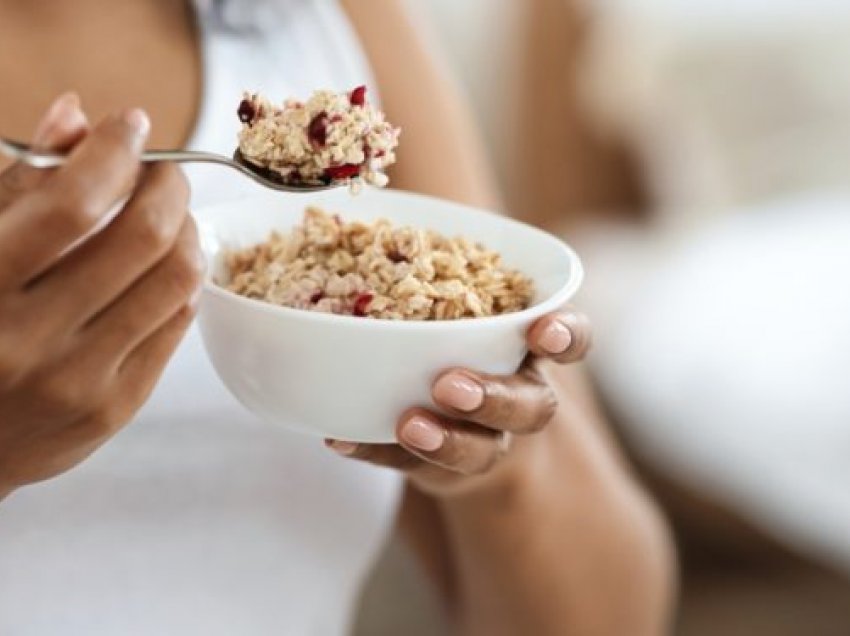 Ngrënia e mëngjesit në këtë orë mund të mbajë sheqerin në gjak të ekuilibruar