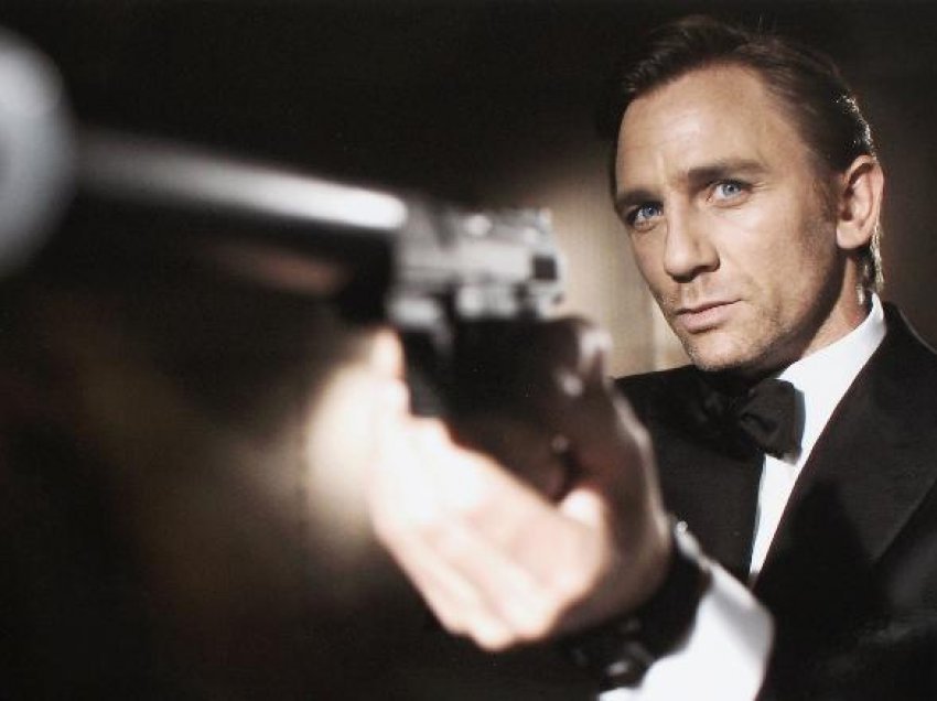 Falë transmetimit të dy filmave thuhet se Daniel Craig fitoi më shumë se 100 milion dollarë