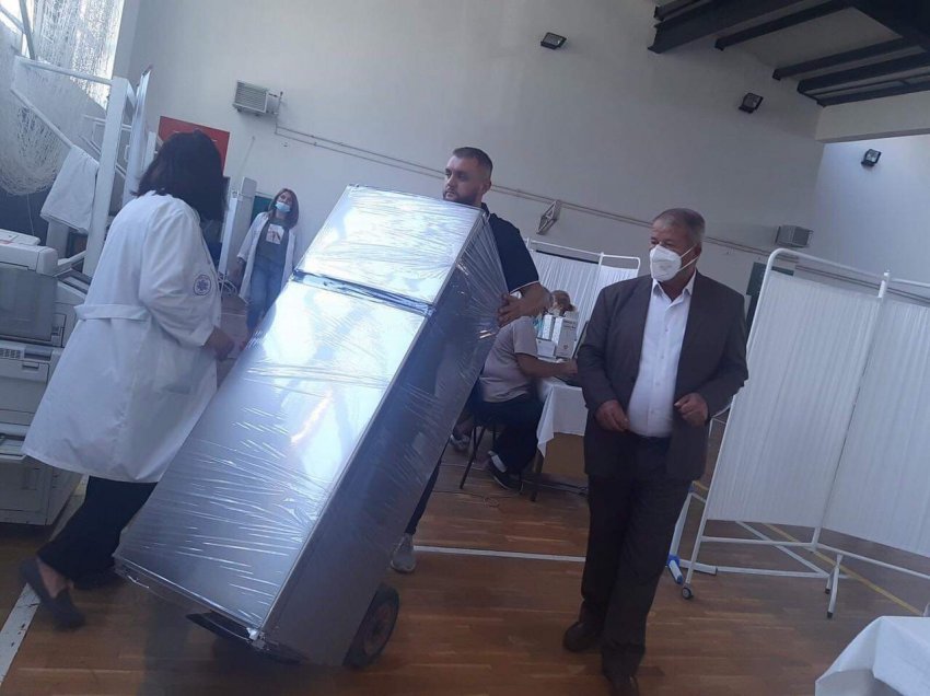 Komuna e Vitisë pajis me një frigorifer qendrën e vaksinimit në Viti
