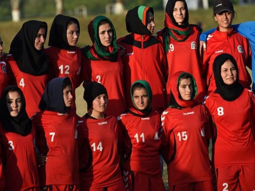 Kapitenia afgane i bën thirrje FIFA-s që t’i shpëtojë lojtaret