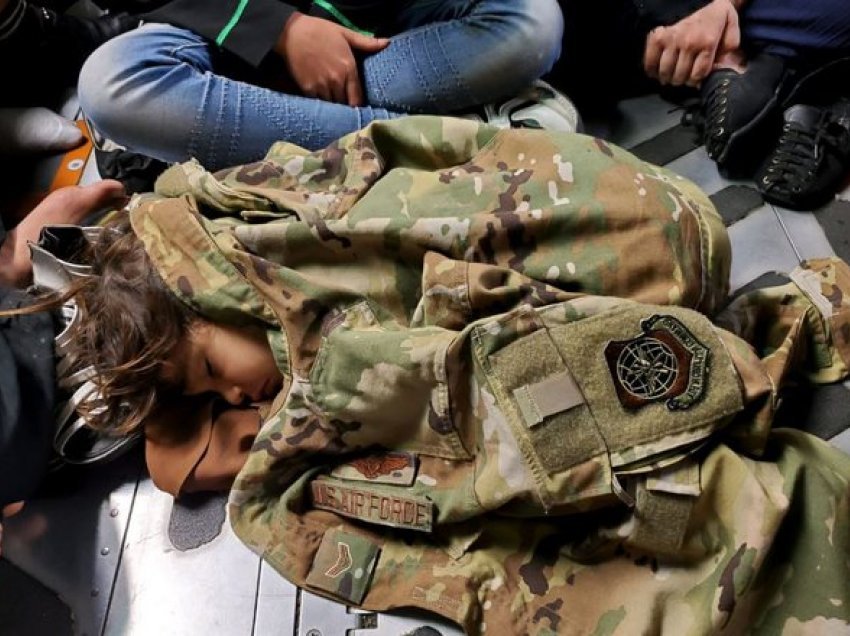 Vajza arratiset nga Kabuli e mbështjellë me xhaketën e ushtarit